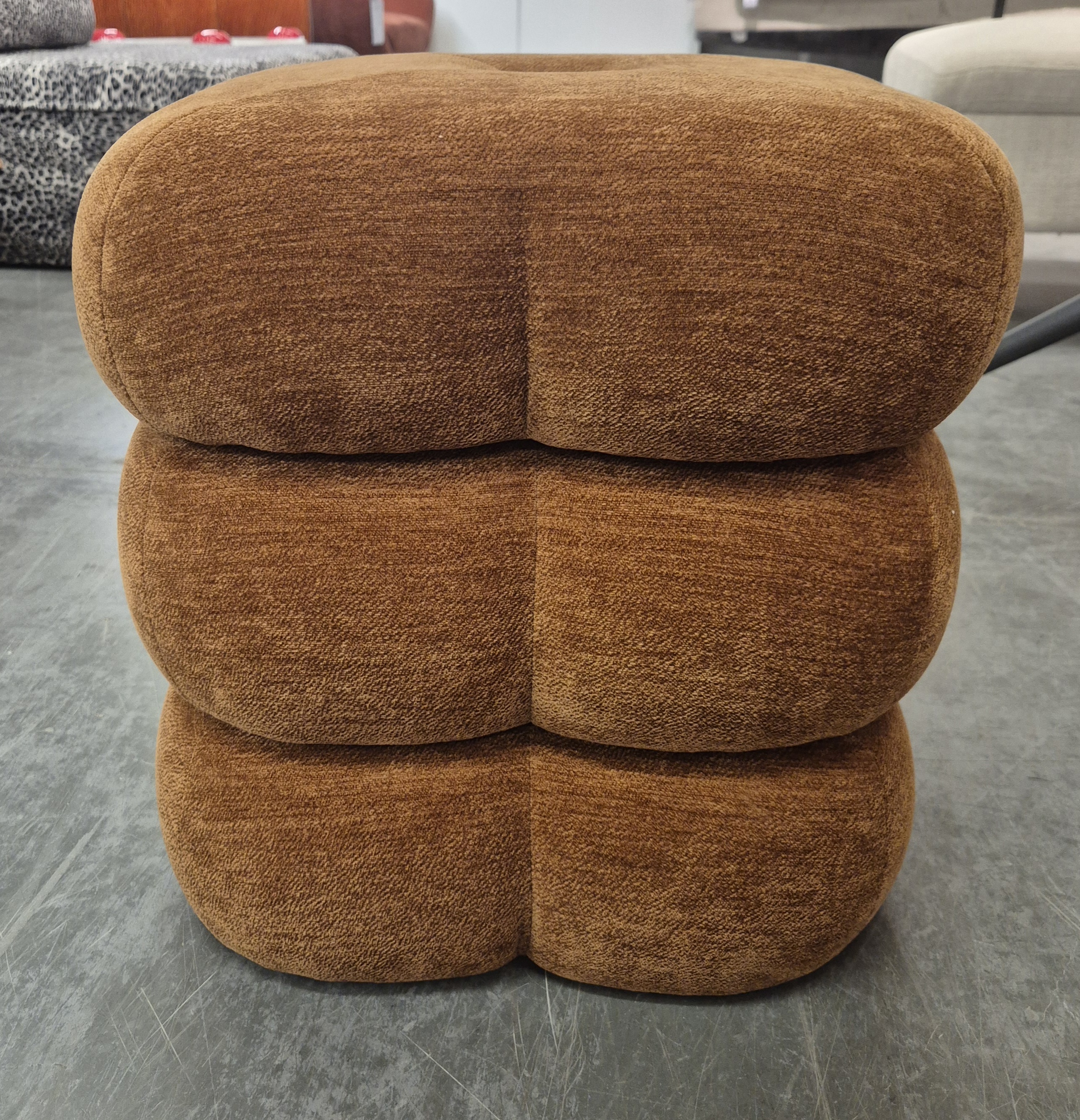 Hocker Pepino Braun 45x45cm - Einzelstück – Grafik-1.