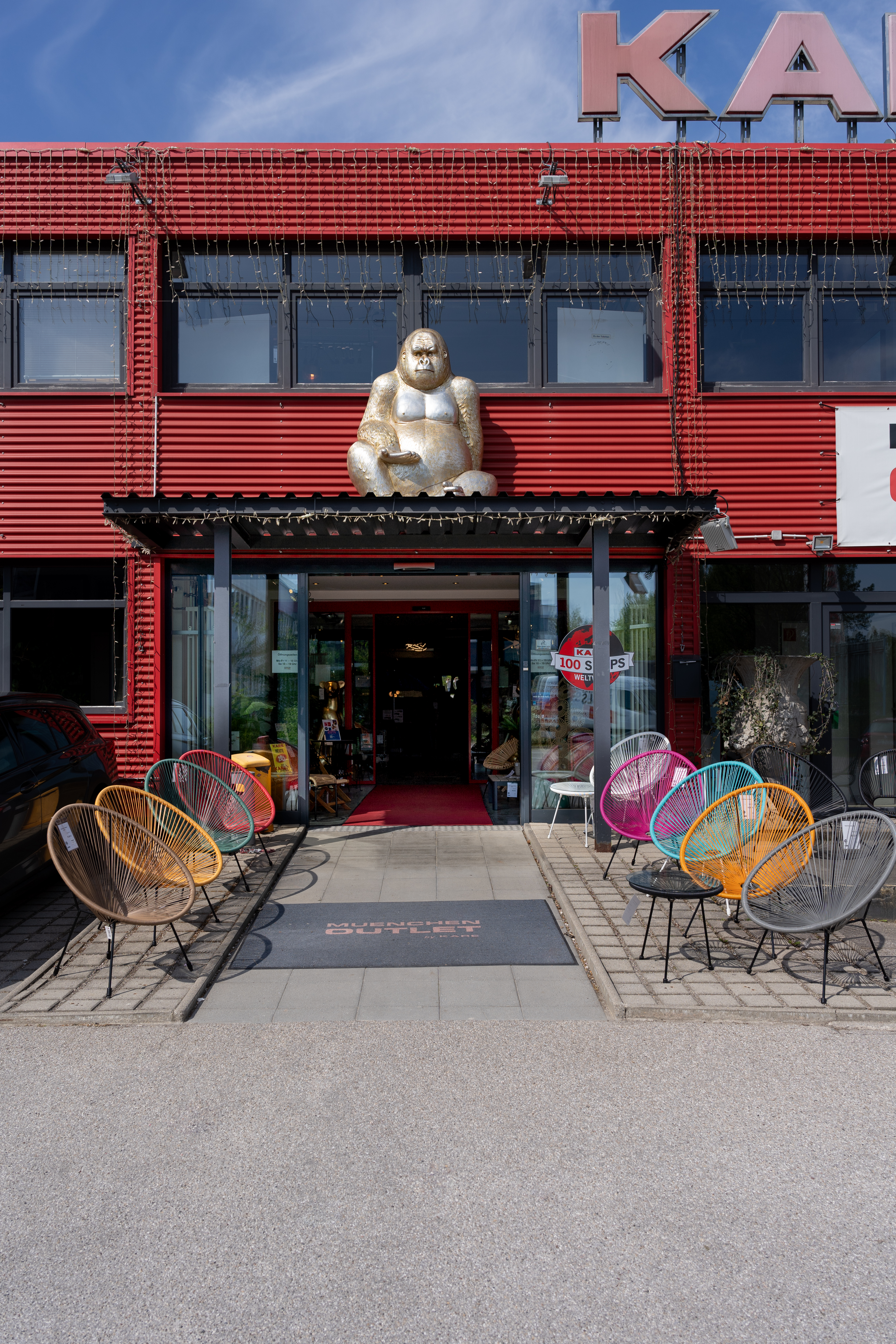 <strong> München Outlet by KARE</strong>.