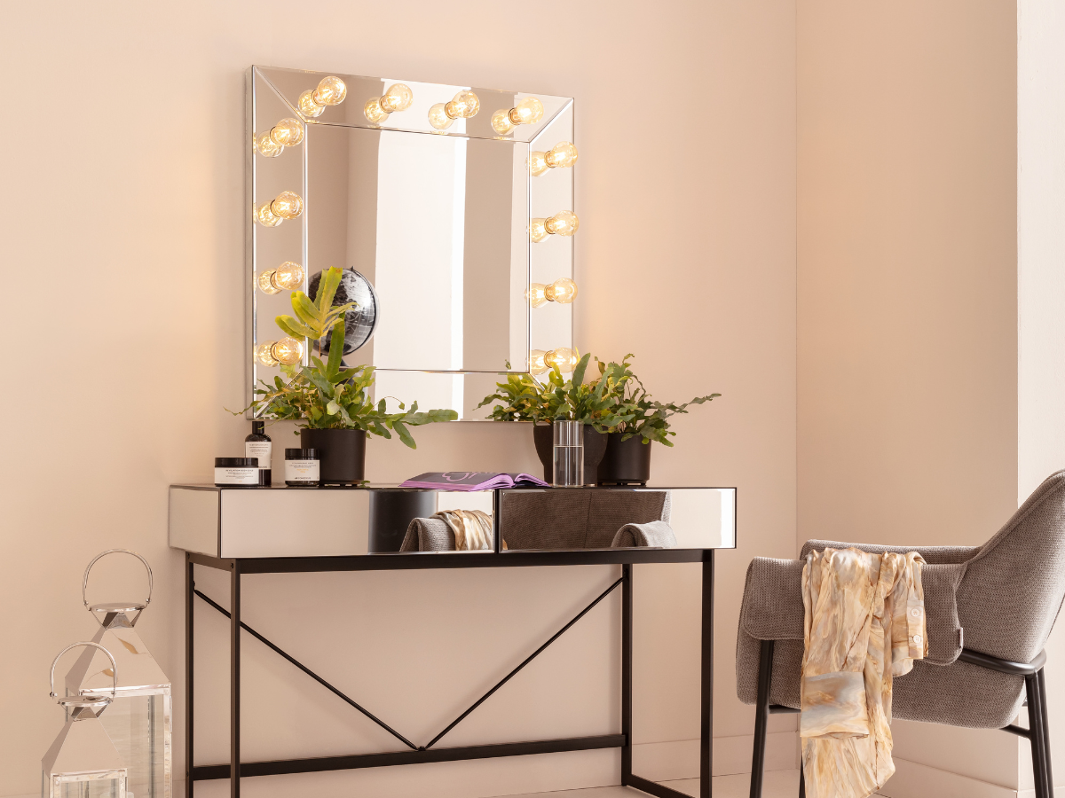 Spiegel mit Beleuchtung.