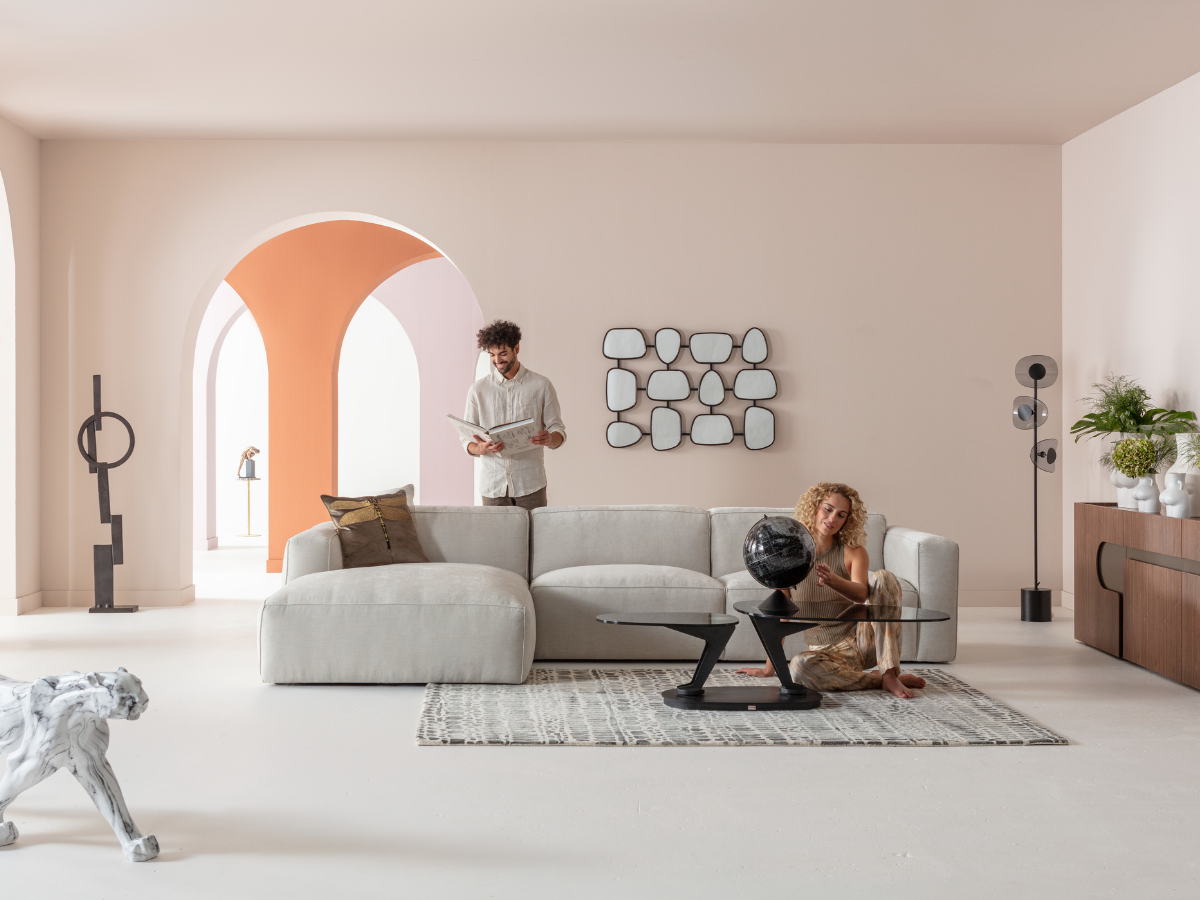 Couchtische und Spiegel.