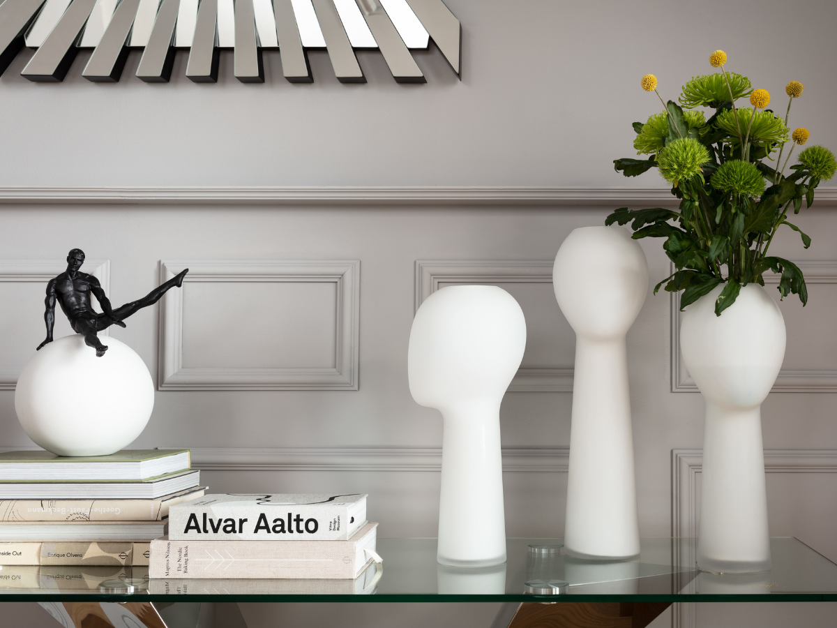 <b><font color=#000000> Best of Black & White.